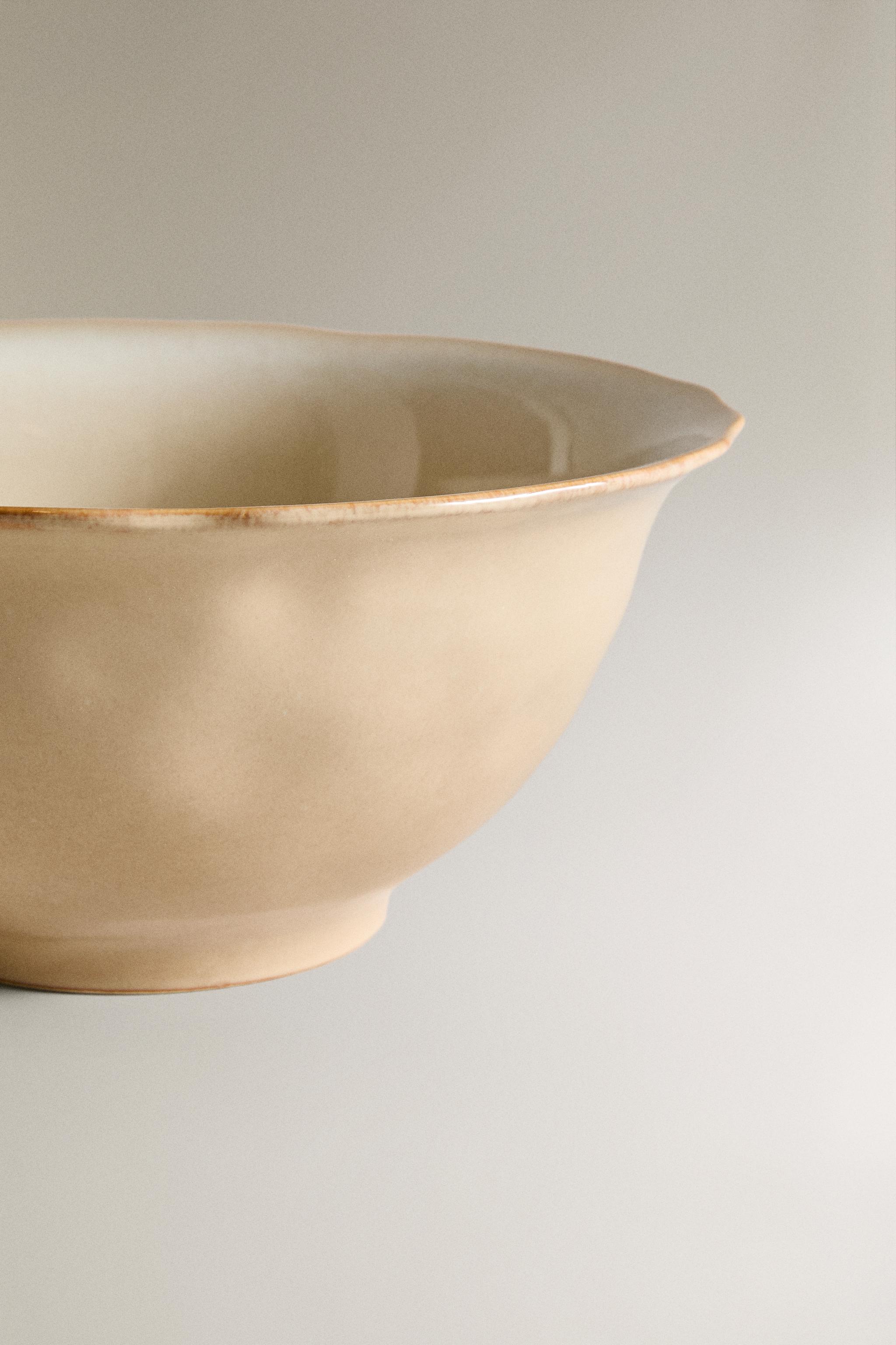 STONEWARE SALAD BOWL WITH IRREGULAR EDGE